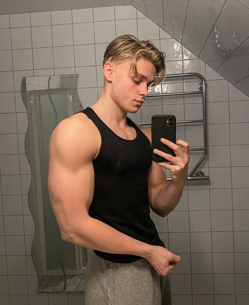 Profil de Djino, 22 ans, Drague gay à Marnand
